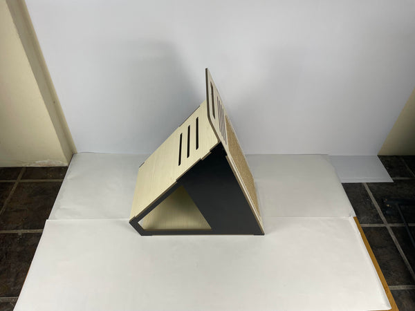Creative Planet Pets - Pyramid Cat House with Scratcher