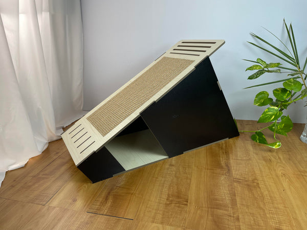 Creative Planet Pets - Pyramid Slant Cat House with Scrather
