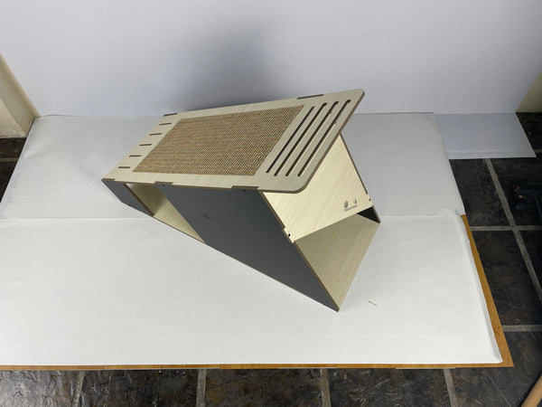 Creative Planet Pets - Pyramid Slant Cat House with Scrather