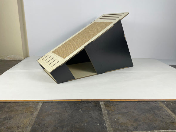 Creative Planet Pets - Pyramid Slant Cat House with Scrather