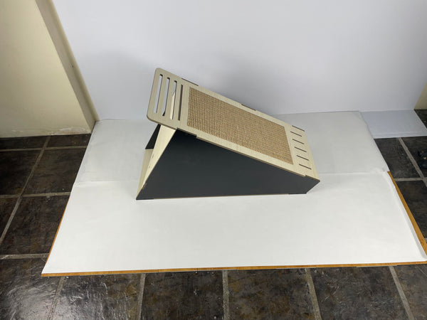 Creative Planet Pets - Pyramid Slant Cat House with Scrather
