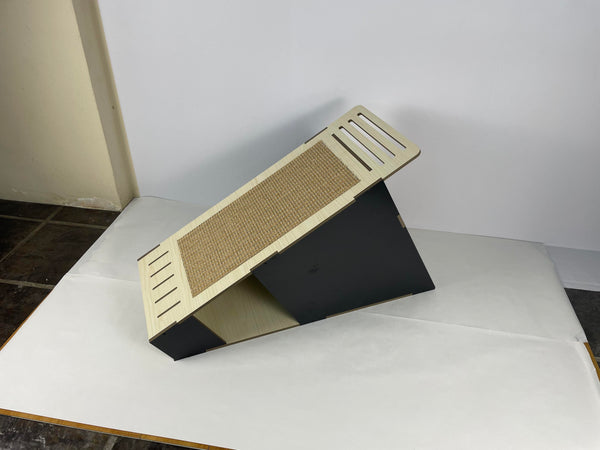 Creative Planet Pets - Pyramid Slant Cat House with Scrather
