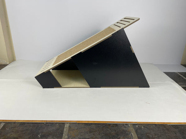 Creative Planet Pets - Pyramid Slant Cat House with Scrather