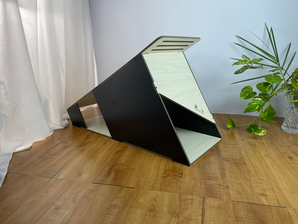 Creative Planet Pets - Pyramid Slant Cat House with Scrather