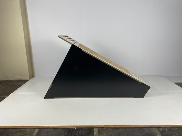 Creative Planet Pets - Pyramid Slant Cat House with Scrather